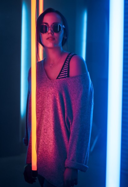 девушка из восьмидесятых в трендах Shutterstock